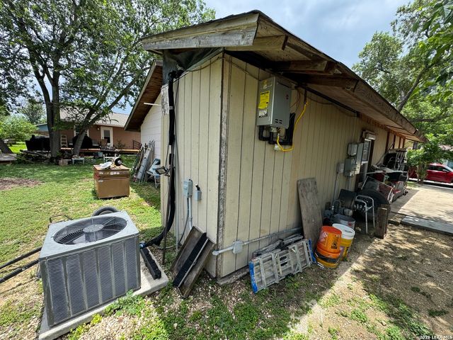 8811 Dale Vly Dr, San Antonio, TX 78227