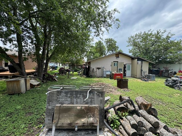 8811 Dale Vly Dr, San Antonio, TX 78227