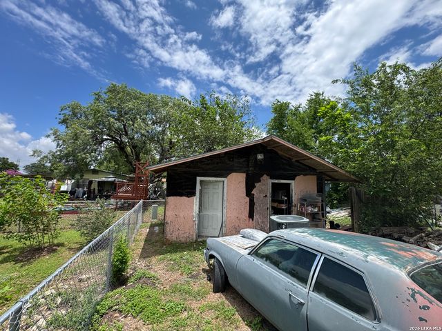 8811 Dale Vly Dr, San Antonio, TX 78227
