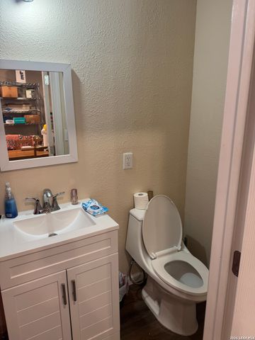8811 Dale Vly Dr, San Antonio, TX 78227
