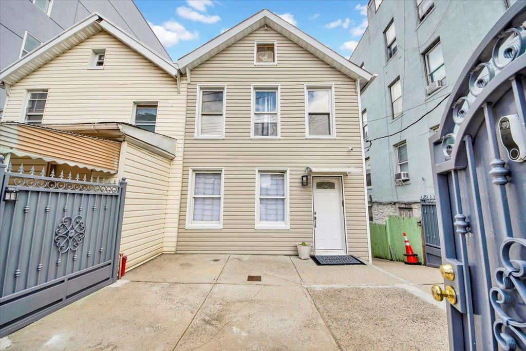 735 E 216th Street, Bronx, NY 10467