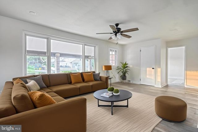 5 WILLIAM PENN DR, Camp Hill, PA 17011