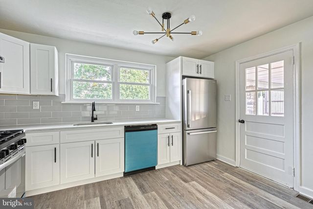 5 WILLIAM PENN DR, Camp Hill, PA 17011