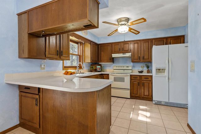 32 THISTLE DOWN COURT, Appleton, WI 54915