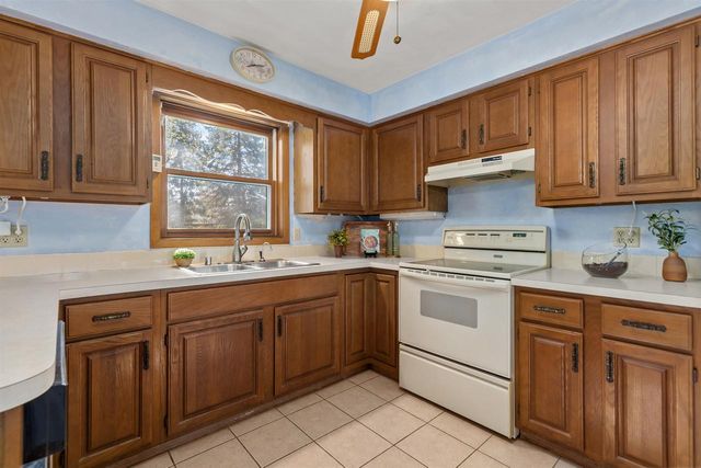 32 THISTLE DOWN COURT, Appleton, WI 54915