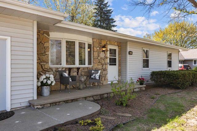 32 THISTLE DOWN COURT, Appleton, WI 54915