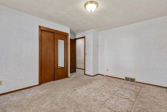 32 THISTLE DOWN COURT, Appleton, WI 54915