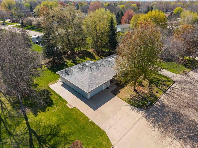 32 THISTLE DOWN COURT, Appleton, WI 54915