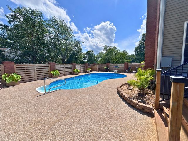 129 Baldridge Dr, Cottontown, TN 37048