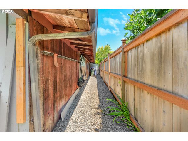 826 DELMAR Pl, Eugene, OR 97401