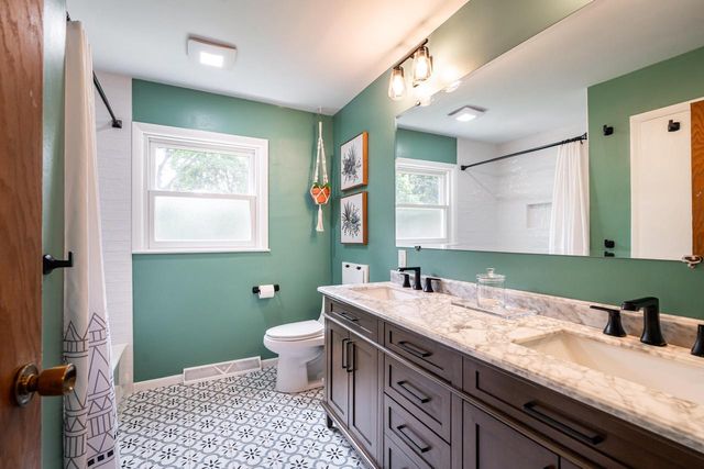 425 Alta Loma DRIVE, Thiensville, WI 53092