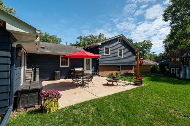 425 Alta Loma DRIVE, Thiensville, WI 53092