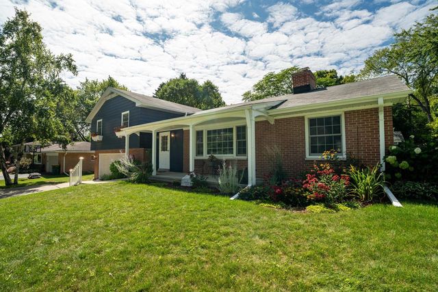 425 Alta Loma DRIVE, Thiensville, WI 53092