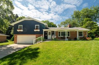 425 Alta Loma DRIVE, Thiensville, WI 53092