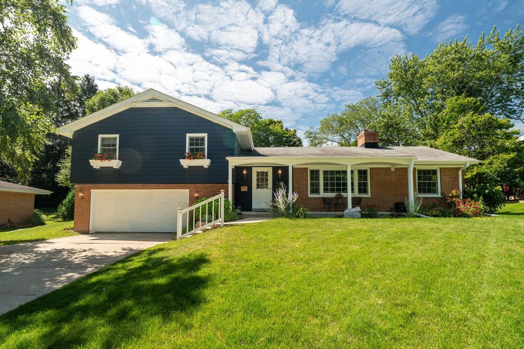 425 Alta Loma DRIVE, Thiensville, WI 53092