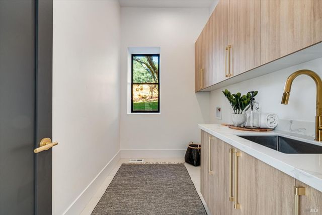 1580 Clear Ridge Dr, Healdsburg, CA 95448