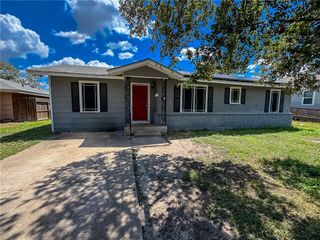 337 Woodlawn St, Sinton, TX 78387