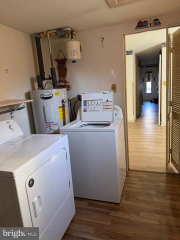 1304 BLUE JAY DR, Lancaster, PA 17601