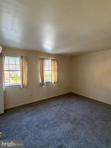 1304 BLUE JAY DR, Lancaster, PA 17601