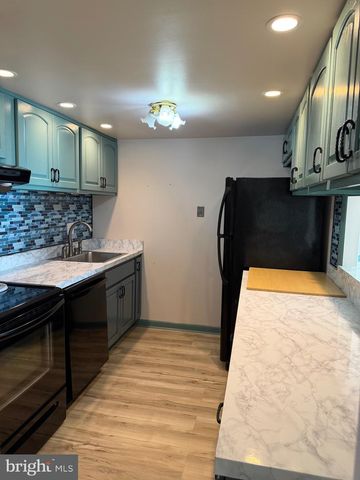 1304 BLUE JAY DR, Lancaster, PA 17601