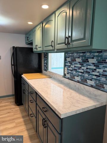 1304 BLUE JAY DR, Lancaster, PA 17601