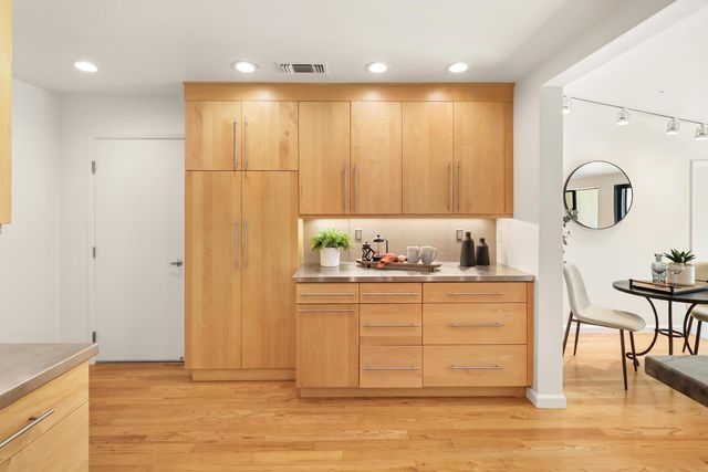 861 Laverstock Way, Sacramento, CA 95864