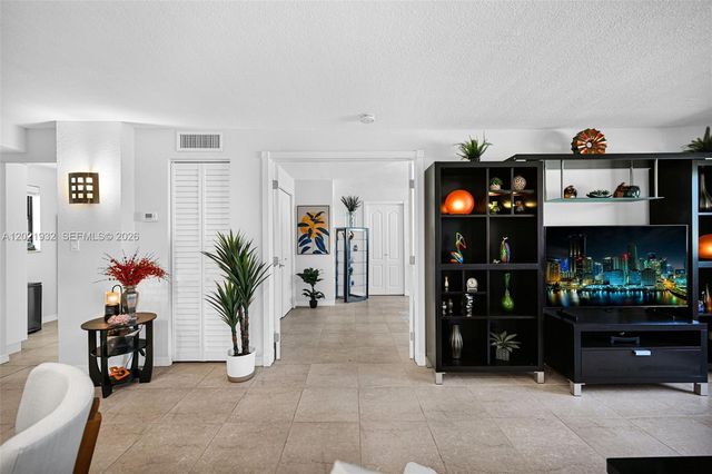 1334 Collins Ave 403, Miami Beach, FL 33139
