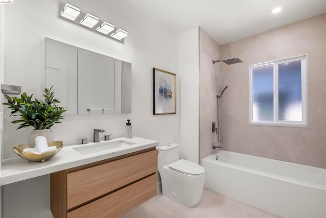 5573 Harvey Ave, Oakland, CA 94621