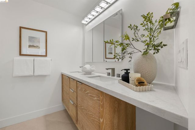5573 Harvey Ave, Oakland, CA 94621