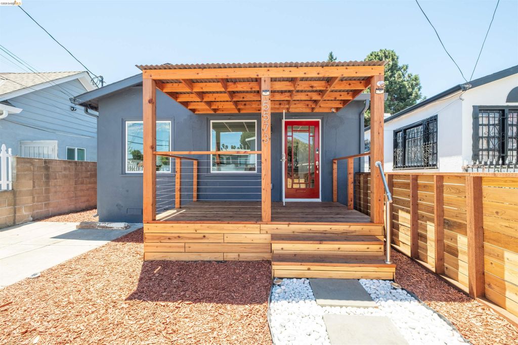 5573 Harvey Ave, Oakland, CA 94621