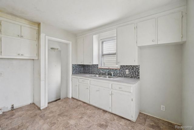 19717 Kenosha Street, Harper Woods, MI 48225