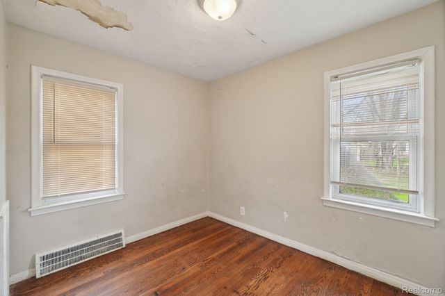 19717 Kenosha Street, Harper Woods, MI 48225