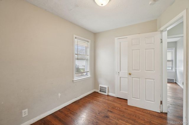 19717 Kenosha Street, Harper Woods, MI 48225