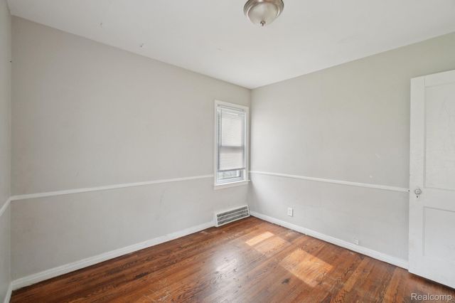 19717 Kenosha Street, Harper Woods, MI 48225