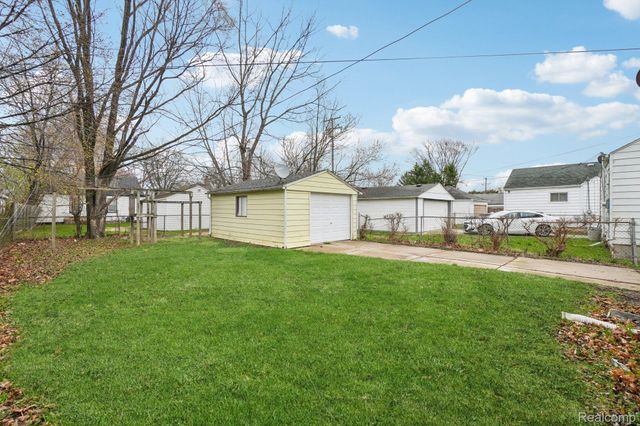 19717 Kenosha Street, Harper Woods, MI 48225