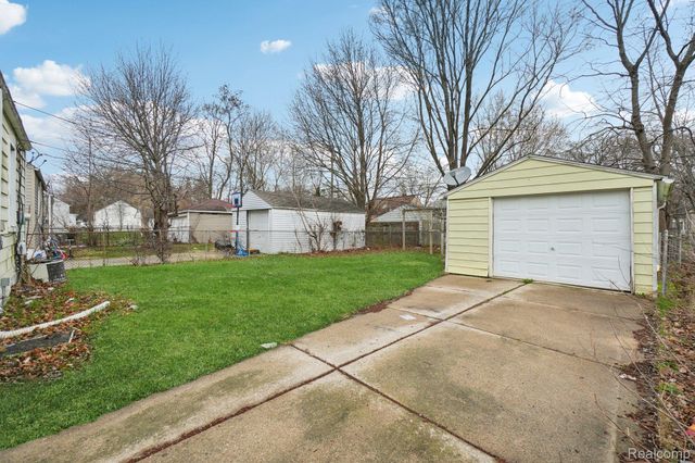 19717 Kenosha Street, Harper Woods, MI 48225