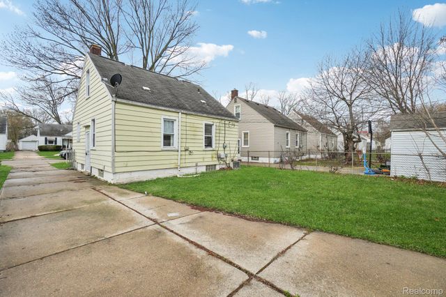 19717 Kenosha Street, Harper Woods, MI 48225