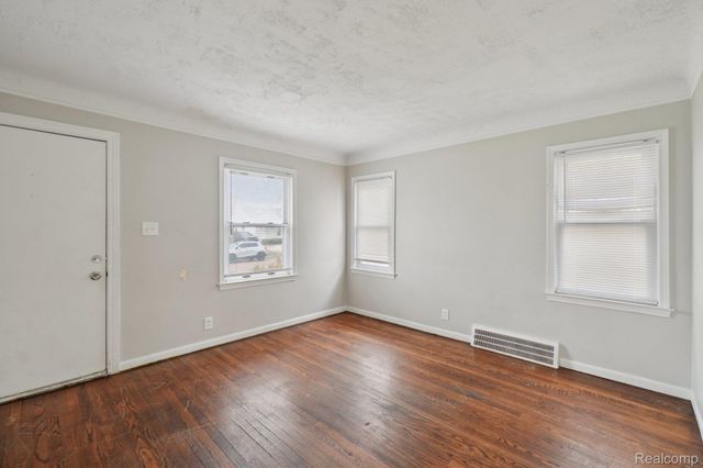 19717 Kenosha Street, Harper Woods, MI 48225