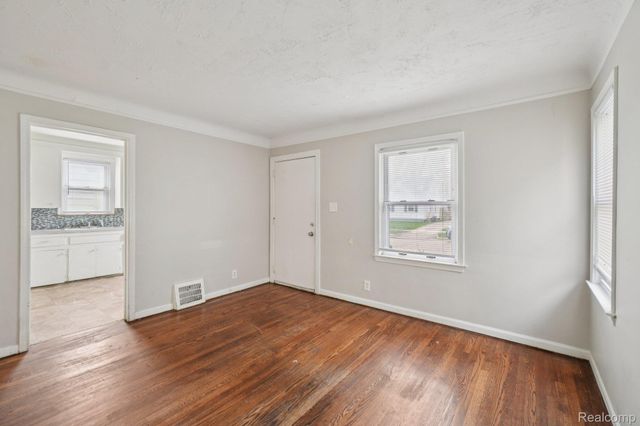 19717 Kenosha Street, Harper Woods, MI 48225