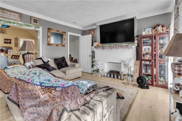 4915 2nd, Los Angeles, CA 90043