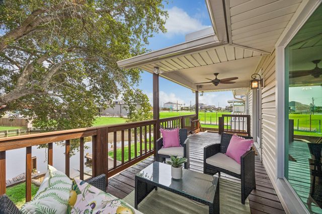 161 Barracuda Street, Hitchcock, TX 77563