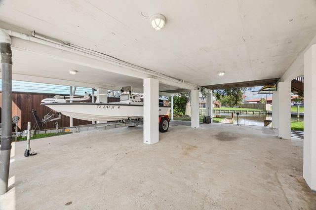 161 Barracuda Street, Hitchcock, TX 77563