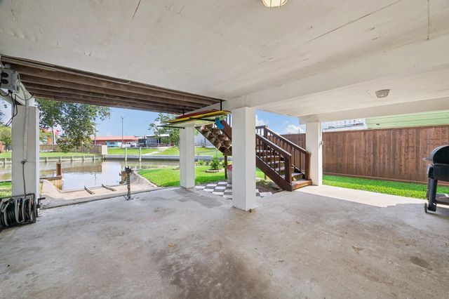 161 Barracuda Street, Hitchcock, TX 77563