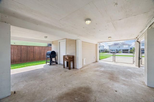161 Barracuda Street, Hitchcock, TX 77563