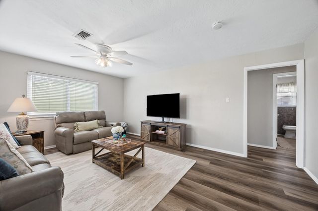 161 Barracuda Street, Hitchcock, TX 77563