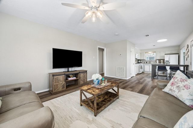 161 Barracuda Street, Hitchcock, TX 77563