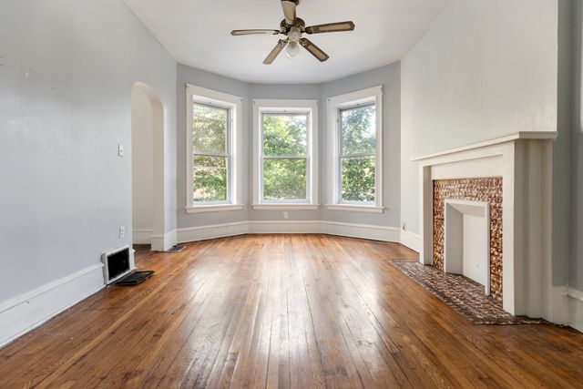 1907 W Irving Park Road, Chicago, IL 60613