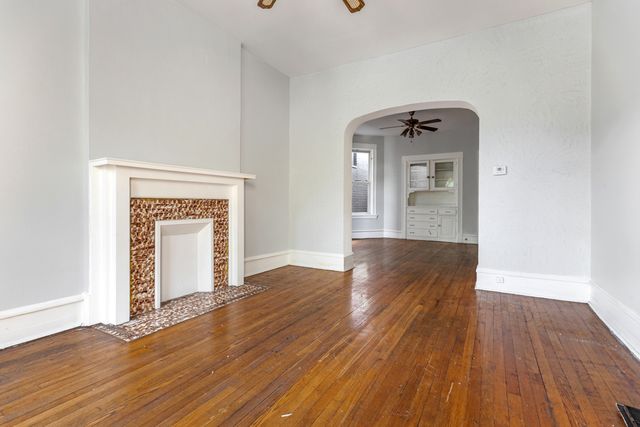 1907 W Irving Park Road, Chicago, IL 60613