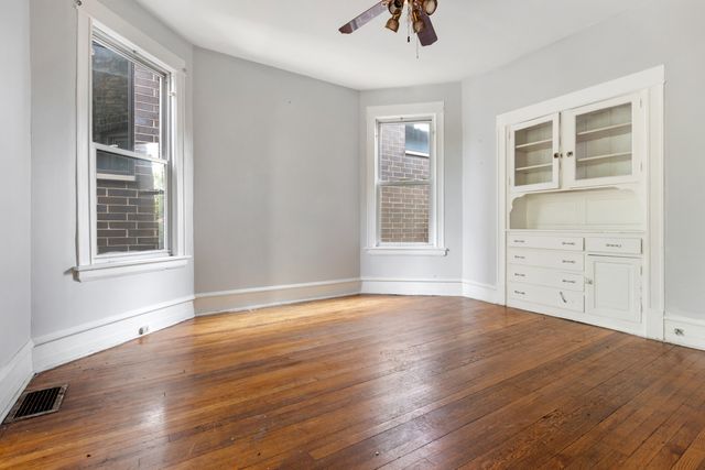 1907 W Irving Park Road, Chicago, IL 60613