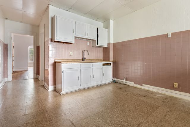 1907 W Irving Park Road, Chicago, IL 60613
